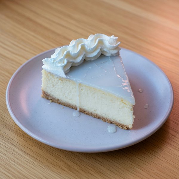 Iceberg Cheesecake — Life Kitchen & Bar Pamekasan (ilustratif, bukan foto hidangan asli)